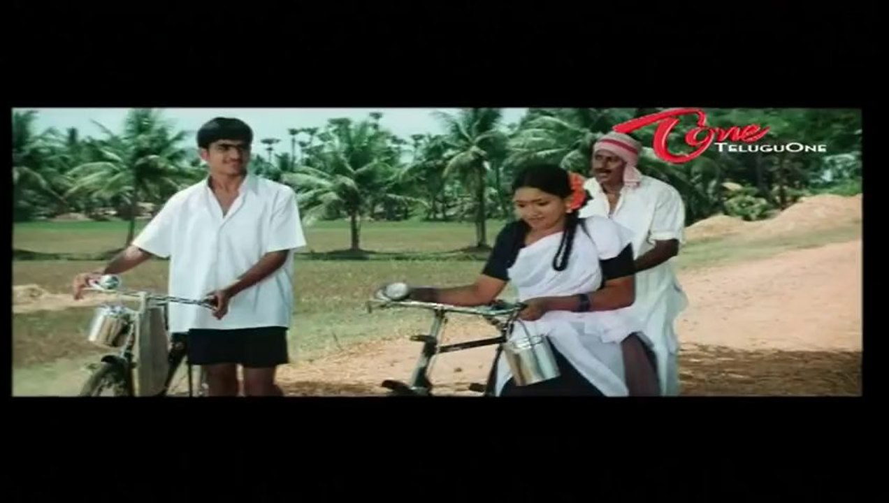 Ravi Teja Flirts His Classmate While Going To School