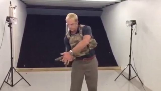 Il teste son gilet pare-balles en se tirant dessus