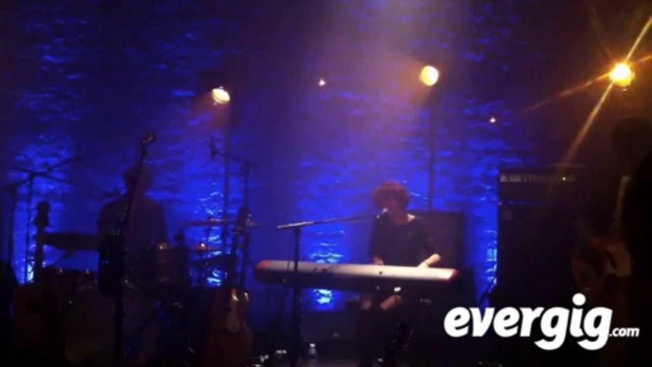 Elisa Jo - " Defeated " - Concert Evergig