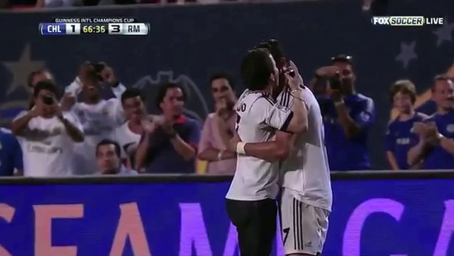 Un spectateur fait un câlin à Cristiano Ronaldo en plein match