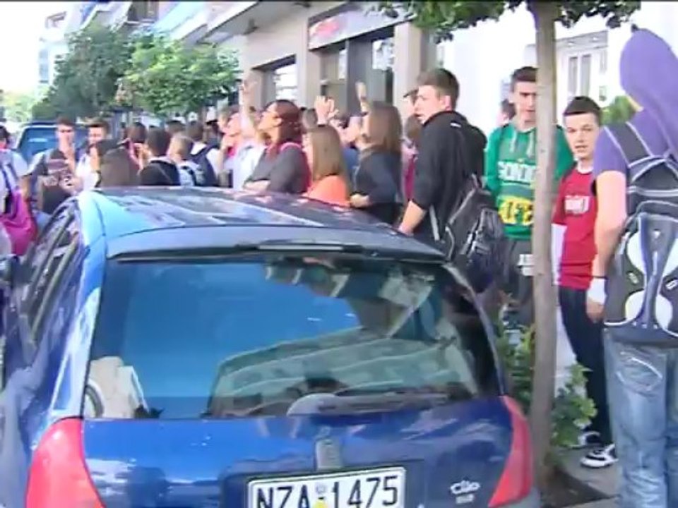 Έξω από το σχολείο τους διαμαρτυρήθηκαν οι μαθη...
