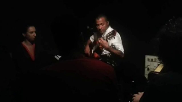 Ouman Dee chante 'Déclaration d'amour à un Vampire' (de Jann Halexander)