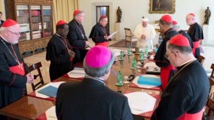 Papa faz críticas duras à Igreja centrada no Vaticano