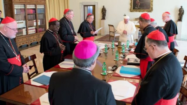 Papa faz críticas duras à Igreja centrada no Vaticano