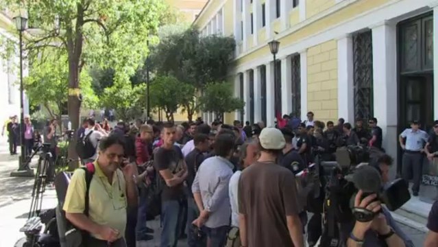 Membros do Aurora Dourada comparecem à Justiça