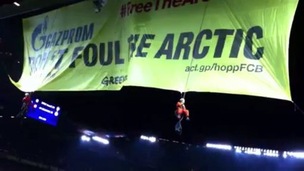 la protestation de Greenpeace pendant FC Basel vs. FC Schalke 04 01.10.2013