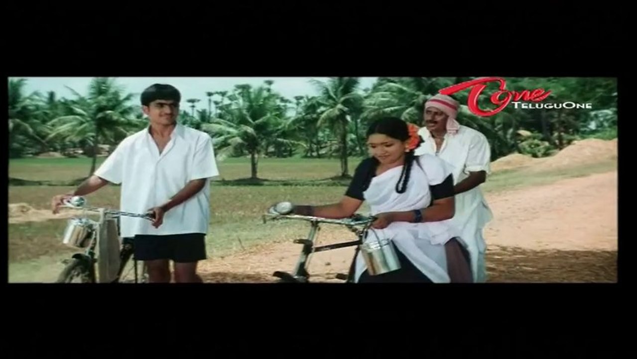 Ravi Teja Flirts His Classmate While Going To School