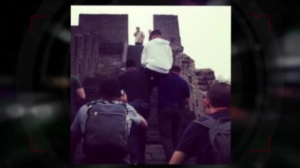 Justin Bieber pone a sus guardaespaldas a cargarlo en la Gran Muralla China