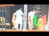 BJP workers kept the crowd busy by reciting poems at Vikas Rally