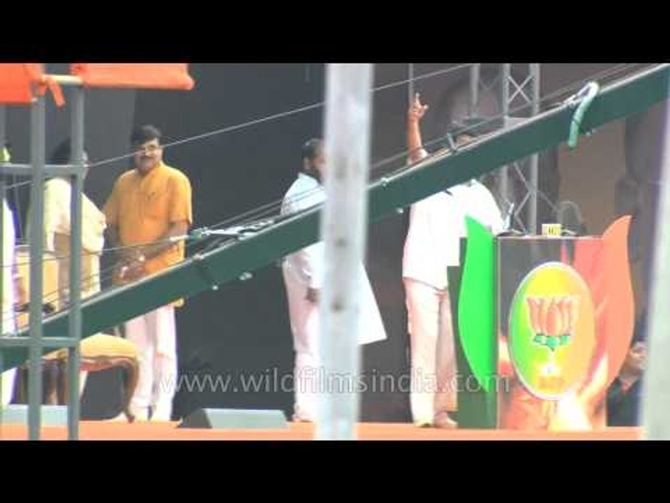 BJP workers kept the crowd busy by reciting poems at Vikas Rally in Delhi