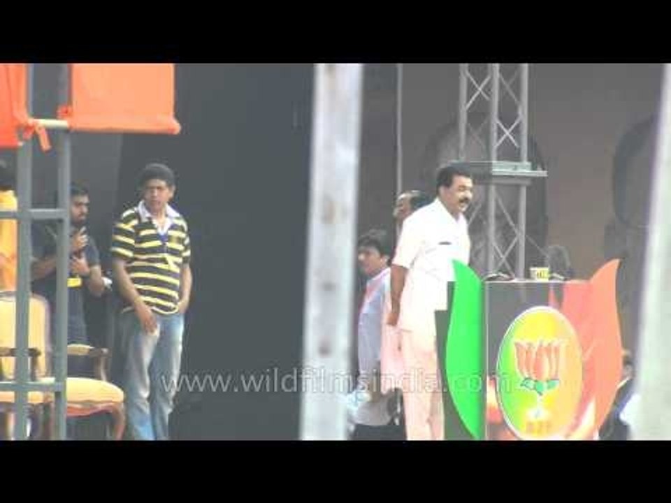 BJP worker reciting poem against UPA at Narendra Modi's Delhi Rally