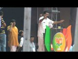 BJP workers kept the crowd busy by reciting poems - Narendra Modi's Delhi Rally