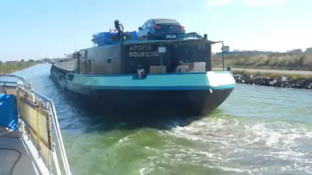 Croisement de la péniche APOPIS -BOURICHON- sur le Canal du Rhône à Sète