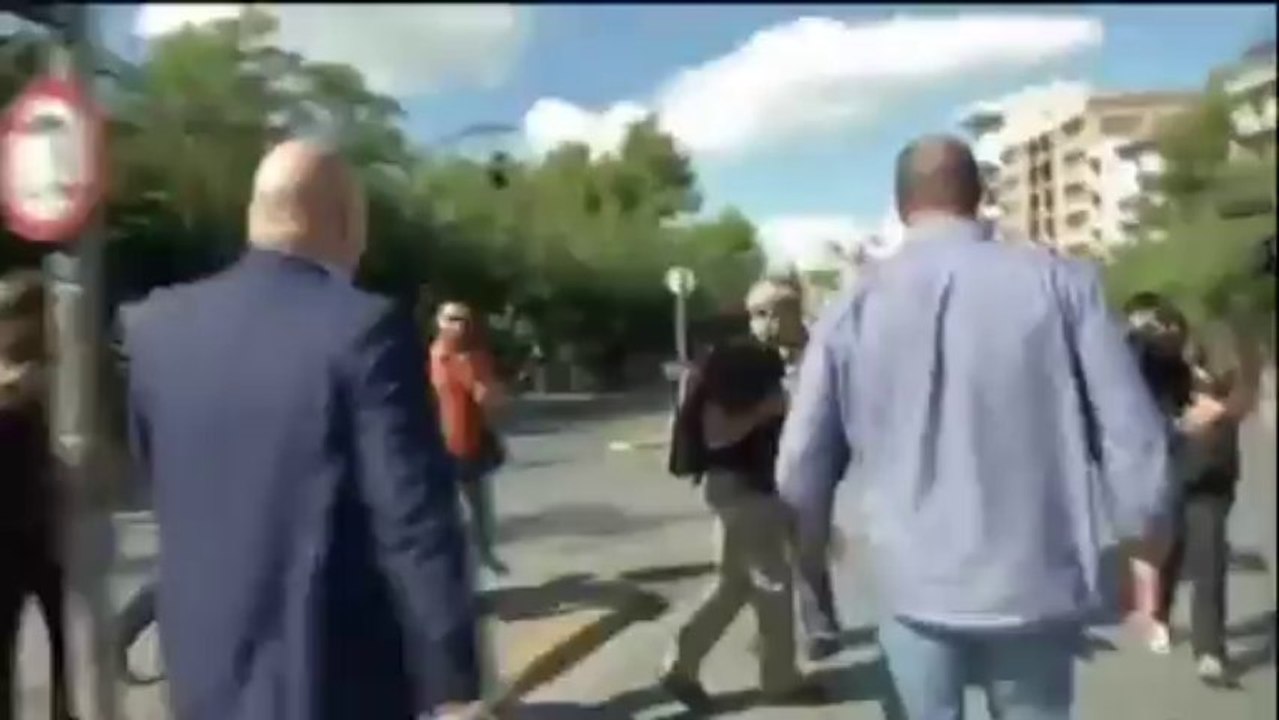 Ο Η. Κασιδιάρης χτυπάει κάμεραμαν