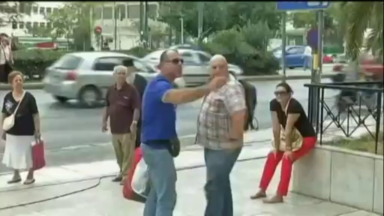 Grèce : des députés d'Aube dorée invectivent des journalistes à leur sortie du tribunal