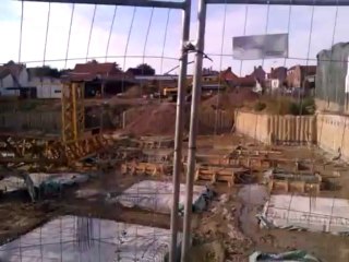 Mouscron: une grue tombe sur une maison et le centre culturel