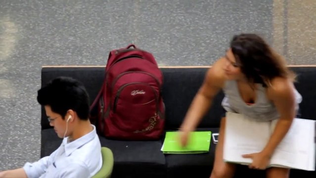 Ecouter sa musique à fond les écouteurs débranchés!!! Grosse blague lol!!