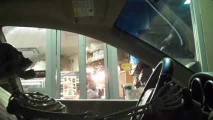 Un squelette commande au drive d'un MacDo