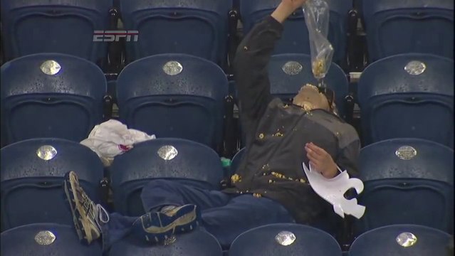 Pire fan de l'histoire: il s'asperge de popcorn et se vautre!!! Football Américain - Washington State