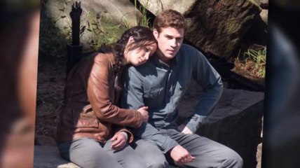 Jennifer Lawrence se abraza con Liam Hemsworth en el escenario de Hunger Games