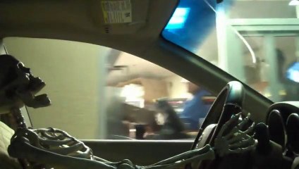 Un squelette commande au Drive In!! Panique au McDonald's!!!