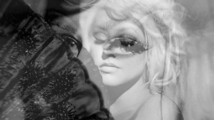 Publicité pour le parfum Unforgettable (2013)