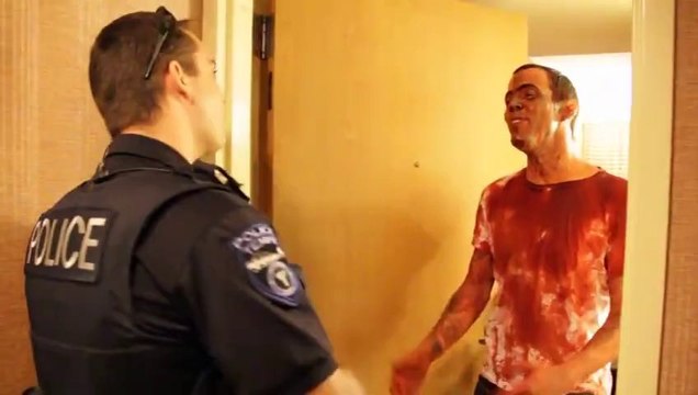 Steve-O s'asperge de faux sang et fait le mort dans la rue!!
