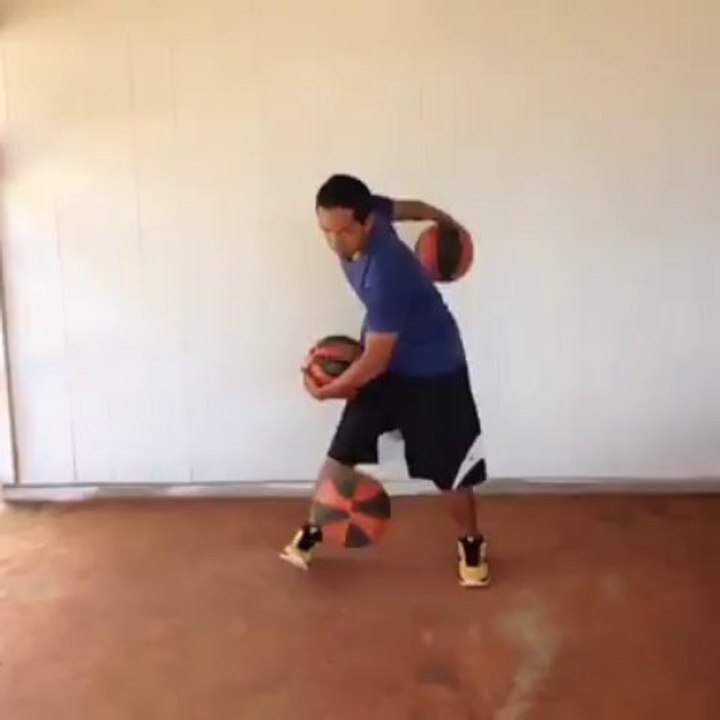 Amazing 3 Basketball Balls Dribble!! Great juggler!! Harlem Globe Trotters!!