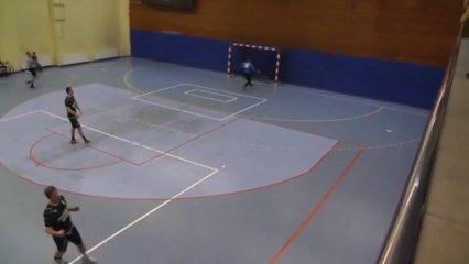 Le gardien Viktors Turkupols (Jurmalas Sports) marque un but / Lettonie