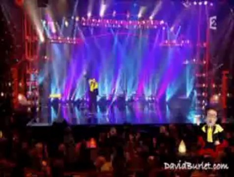 Comedy spinning plate juggler