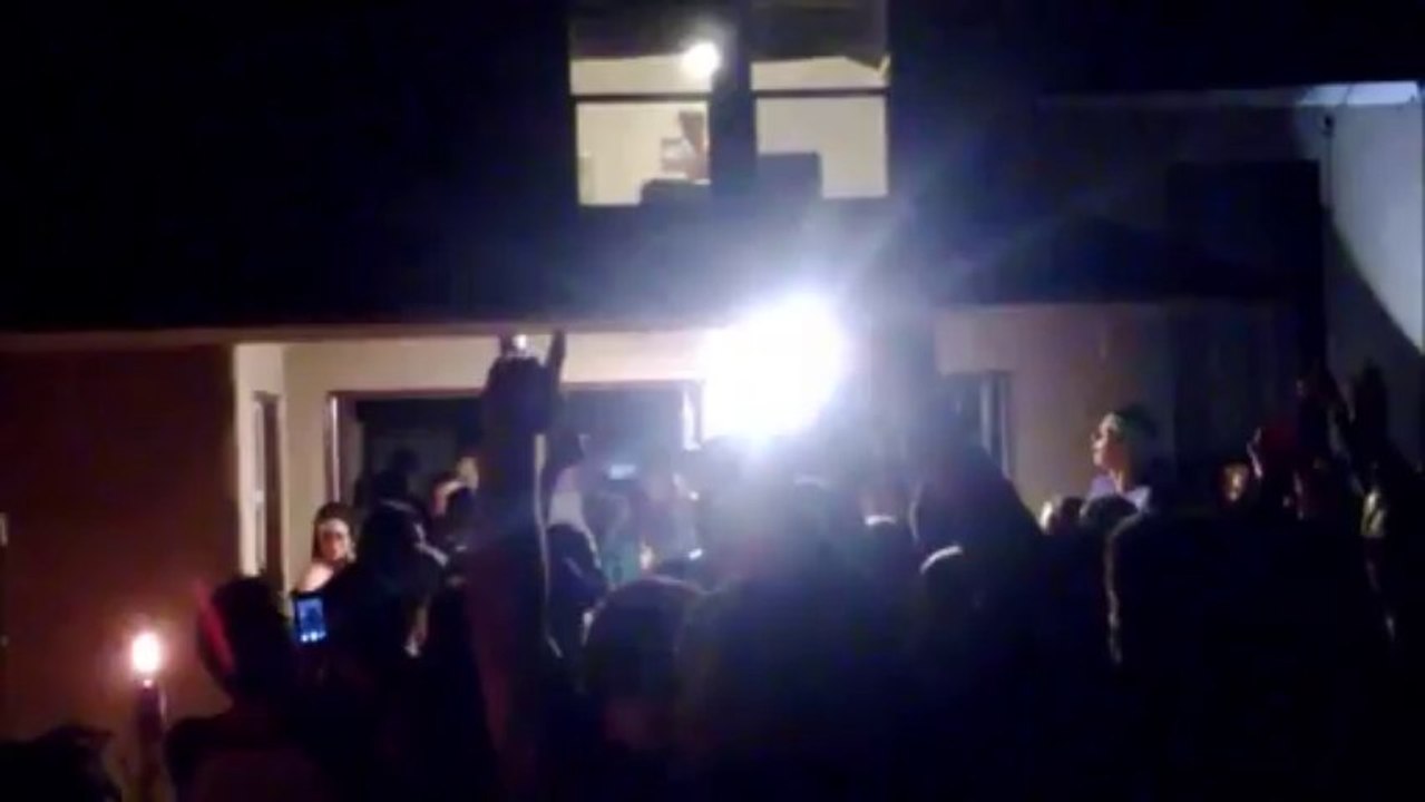 Toujours fermer les rideaux avant de coucher en soirée!!