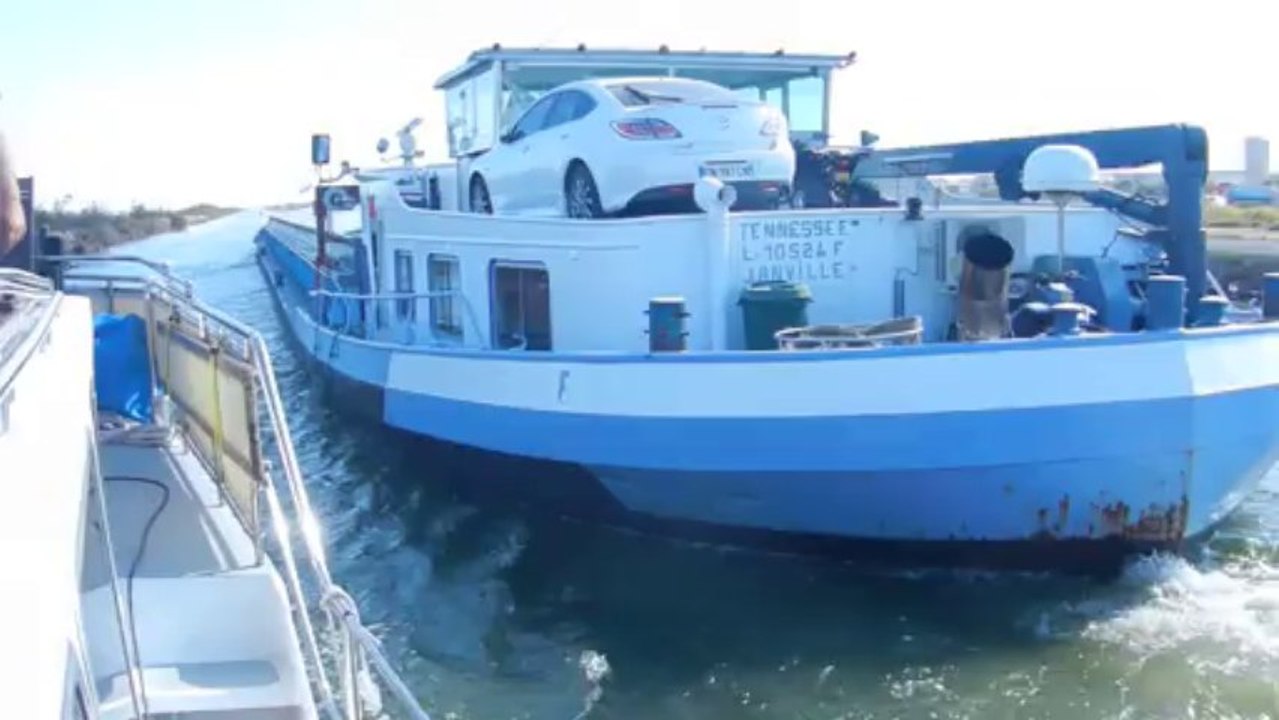 Croisement de la péniche TENNESSEE sur le Canal du Rhône à Sète