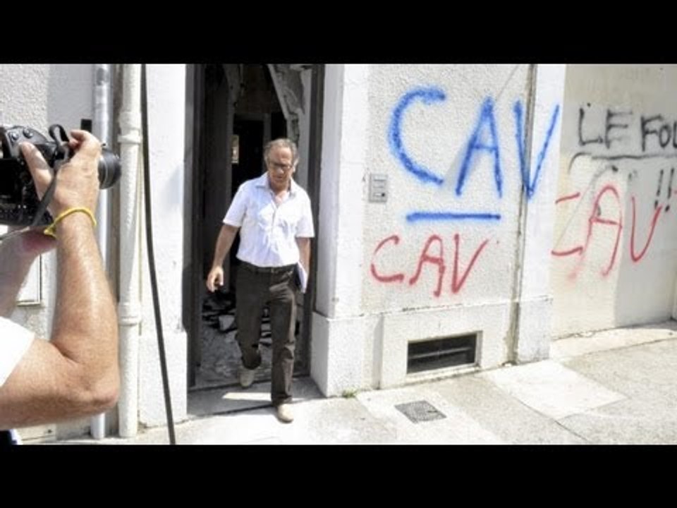 Bomb explodes outside French Socialist Party building