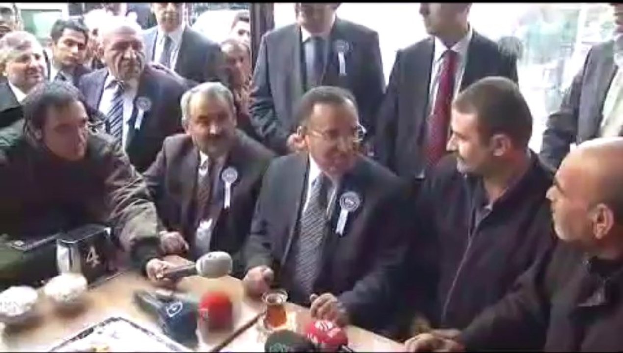 Bozdağ, dolmuş şoförleriyle sohbet etti