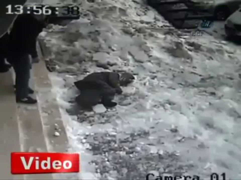 Görünmez kaza diye buna denir Çatıdan düşen buz kütlesi