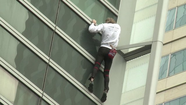 Le Spiderman français escalade un immeuble de 170 mètres à La Défense