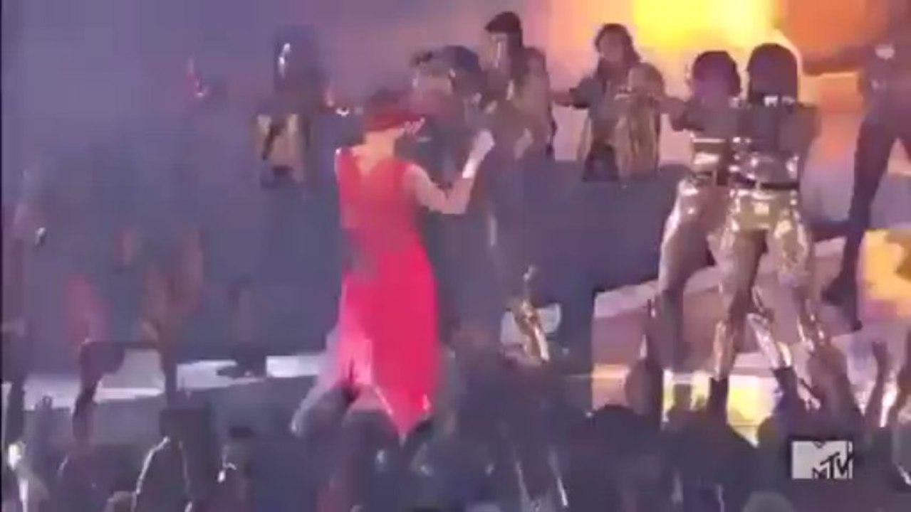 Rihanna'yI Taciz Ettiler