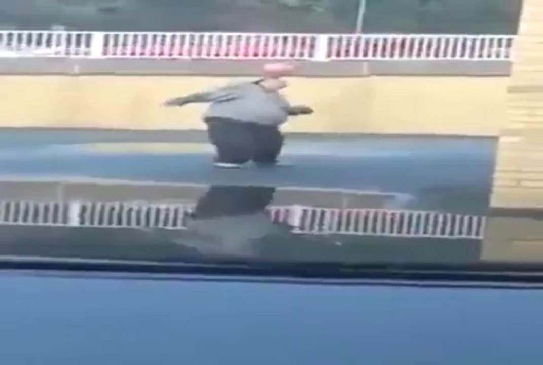 ŞİŞMAN ADAMIN FUTBOL BECERİLERİ KOMİK VİEO