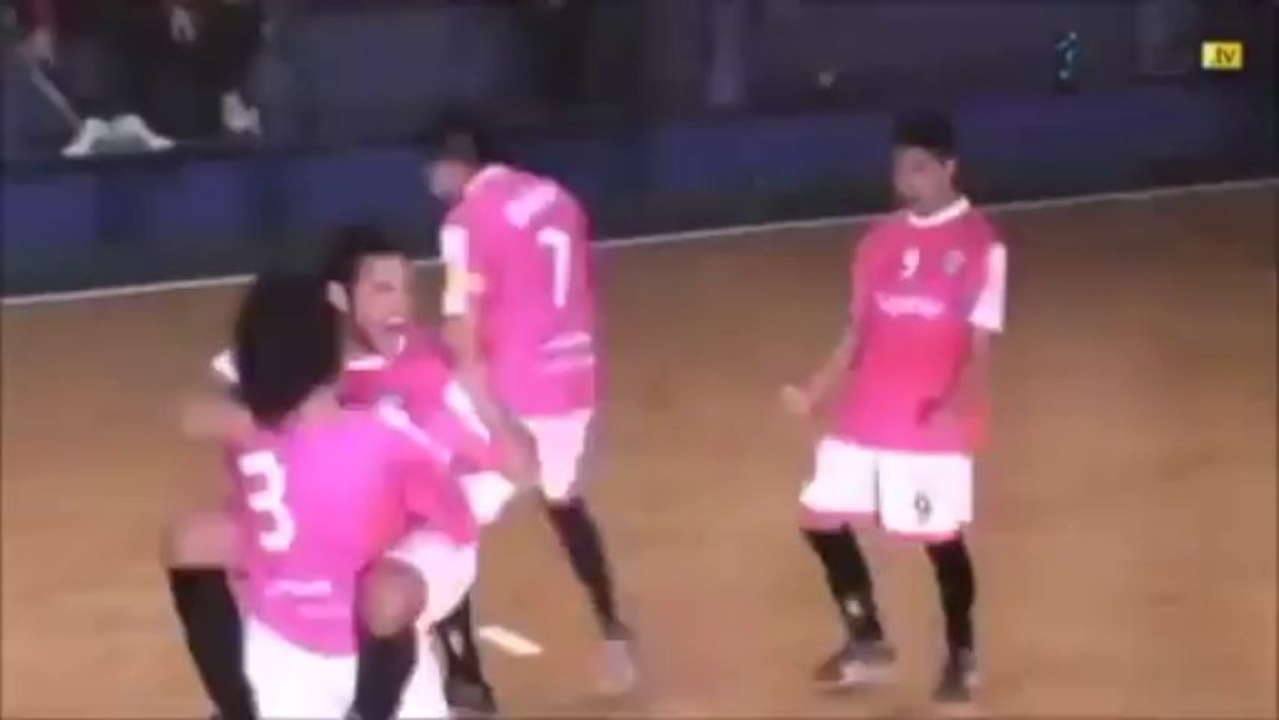 Futsal : une super combinaison sur coup-franc !