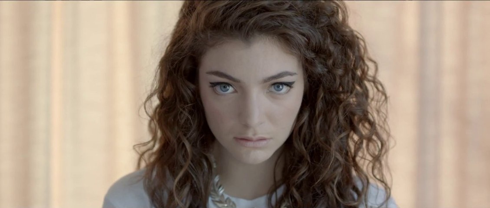 Lorde - Royals [Official Video] FULL HD