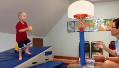 Download Video: Regarde maman je vais dunker!! Gros fail du gamin LOL!!