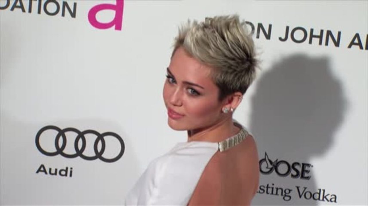 Miley cyrus lädt sinead o'connor