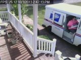 Camion US Postal qui roule dans le jardin.. Factrice fainéante!