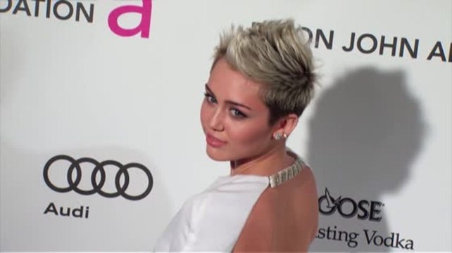 Miley Cyrus invite Sinead O'Connor à discuter