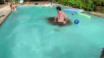 Pet foireux dans la piscine