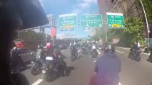 Motocilcistas estadounidenses persiguen y agreden a una familia tras chocar una de sus motos