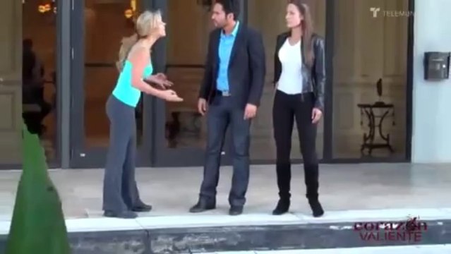 Detrás de cámaras escena de acción con Ximena Duque y Fabián Rios Corazón Valiente