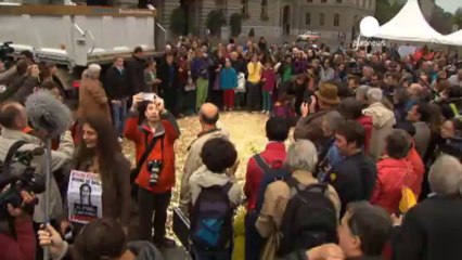 Descargan un camión cargado de monedas ante el...