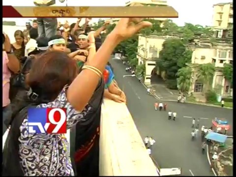 Seemandhra Secretariat employees climb building against A.P bifurcation