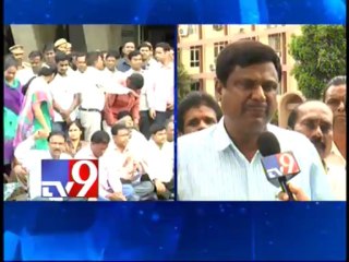 Download Video: T-Secretariat employees accuse police of favouring Seemandhra employees